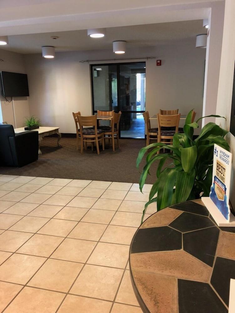 Super 8 By Wyndham Diberville Biloxi Area Exterior photo
